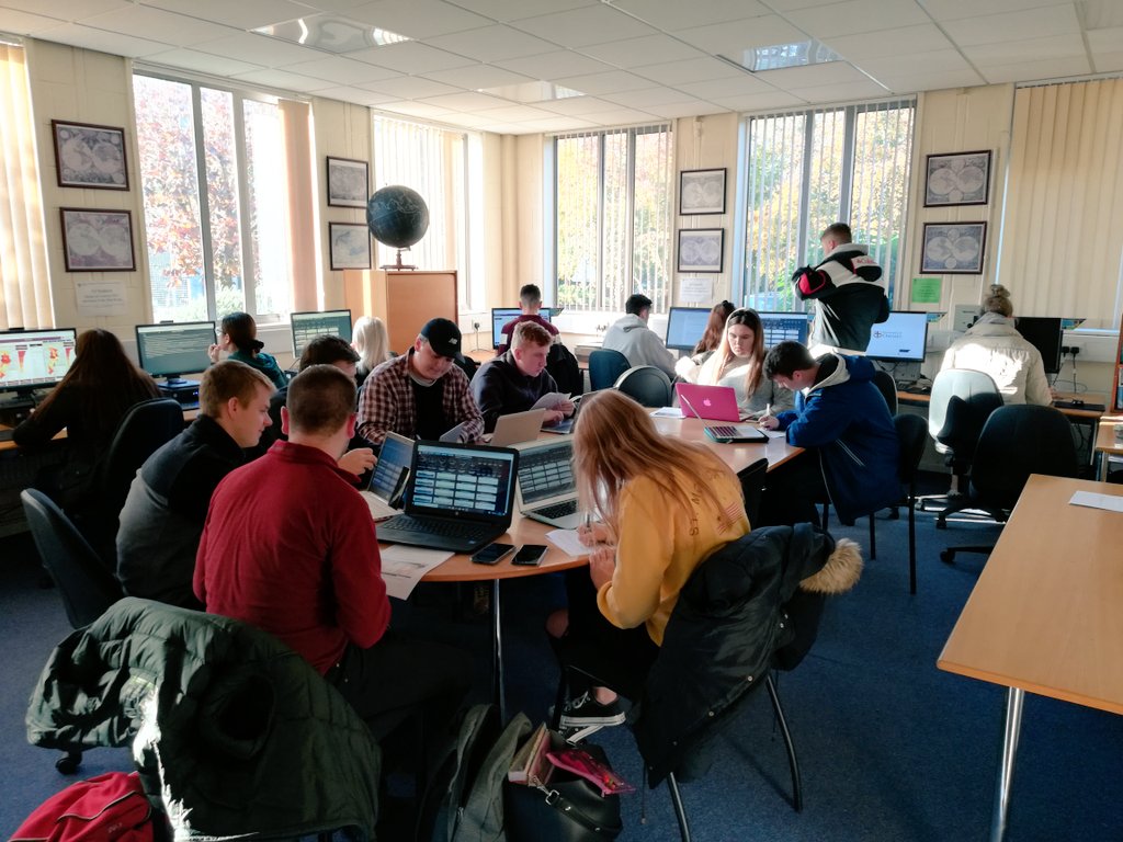 Our smart places #GE6025 group engaging with information dashboards in the map room ! Lots of conversation on interpretation and decision making with #bigdata #smartplaces #datadashboards 📊📱