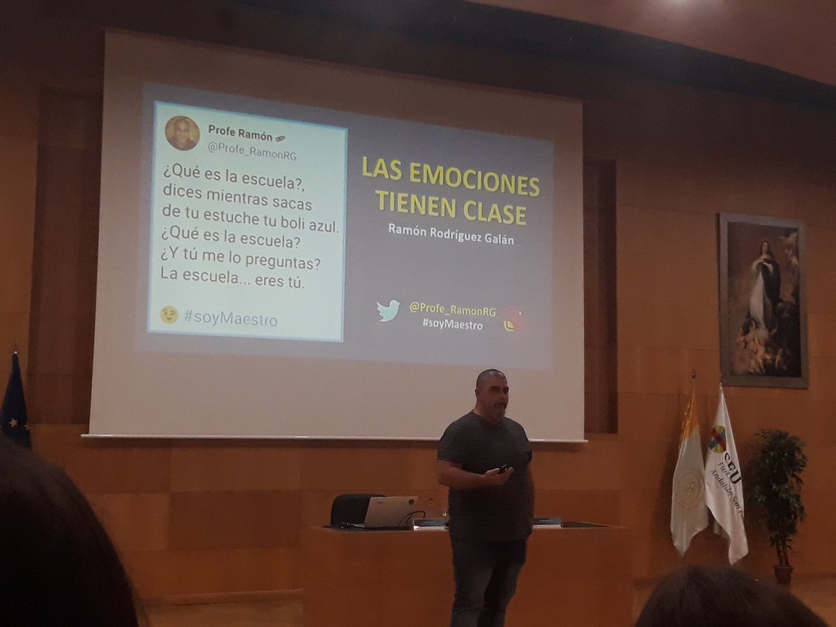 martosmin98's tweet photo. Hoy en #miécolesculturales en @CEUAndalucia, @Profe_RamonRG nos ha explicado como descubrió qué significa ser maestro. Se dio cuenta de que él era parte de la vida de sus niños, sin más y que sus niños entraban en clase a vivir, a disfrutar, con el corazón  en la mano. ❤🤲👩‍🏫 https://t.co/Q2P5tWTipZ