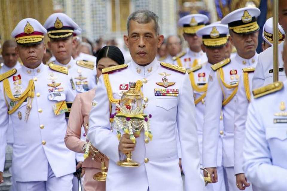 #Tailande: le roi #MahaVajiralongkorn fait le ménage au Palais: 
Il avait déjà répudié sa concubine officielle (#SineenatWongvajirapakdi ) puis 6 fonctionnaires.
Il vient de limoger 2 courtisans pour 'conduite extrêmement malveillante' et 'adultère' et 2 militaires pour 'laxisme'