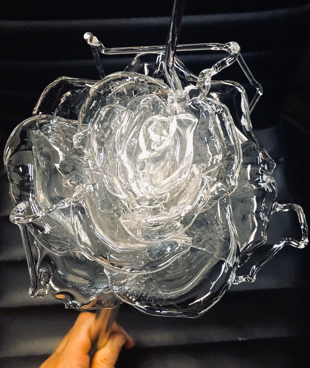 Utsusemi Glass Sculpture 薔薇をリニューアルするよ 丸い姿にするため5枚追加して 結構なボリュームになったけれど どの角度から見ても薔薇らしく 後は花弁の細部を仕上げてガクと茎を繋げる バラの花 Rose Flower ランプワーク