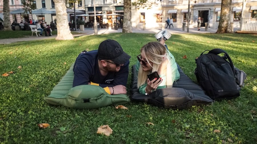 StartupSlovenia's tweet photo. [DOSEŽEK] LayOn, vzglavnik/ovratnik in ležišče hkrati, je nova nov slovenski projekt na platformi @kickstarter 👍💯
LayOn rešuje problem s prenočišči na letališčih, je pa tudi širše uporaben.
Preveri, kaj ponuja https://t.co/Mi0tEShkCv

#startup #P2 #SPS #StartupPlusProgram #MGRT https://t.co/LfvTCp78Ty