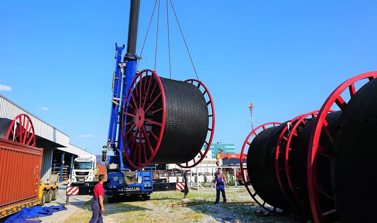 SpoolablePipe's tweet photo. Flexible spoolable composite pipe unloading for the installation of the natural gas pipeline project.  #oilandgas #energy #spoolablecompositepipe #rtp #pipeline #flexible #onshorepipelines #crudeoil #oilfield #oilproduction #upstream #hydrocarbons #pipelines #thermoplastics https://t.co/Epf5ebt0PO
