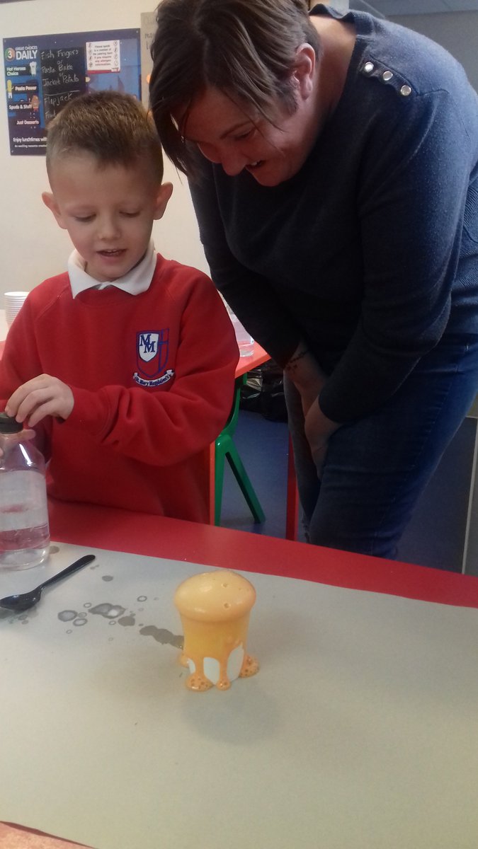 lmLALfamily's tweet image. It's #sciencespectacular🌋with @lancslearning at St Mary Magadelen's, Accrington. We provide FREE #familylearning to #lancashireschools #lancashirelibraries &amp;amp; organisations across Lancashire. #familylearningfestival #steminschools @flfestival @AlMash @KTFamLearning @lancspublib
