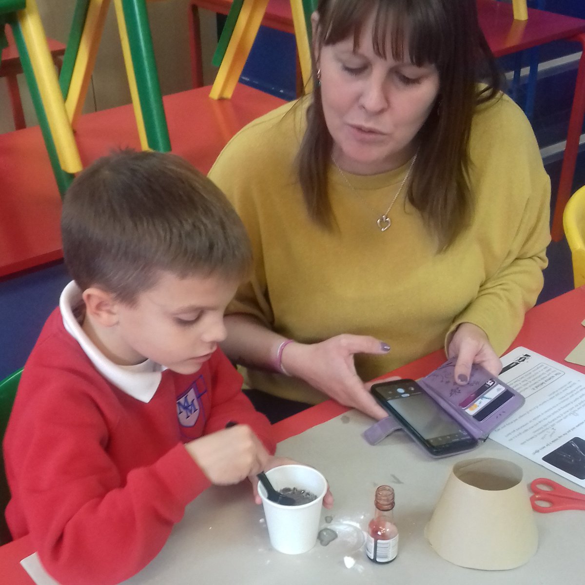 lmLALfamily's tweet image. It's #sciencespectacular🌋with @lancslearning at St Mary Magadelen's, Accrington. We provide FREE #familylearning to #lancashireschools #lancashirelibraries &amp;amp; organisations across Lancashire. #familylearningfestival #steminschools @flfestival @AlMash @KTFamLearning @lancspublib