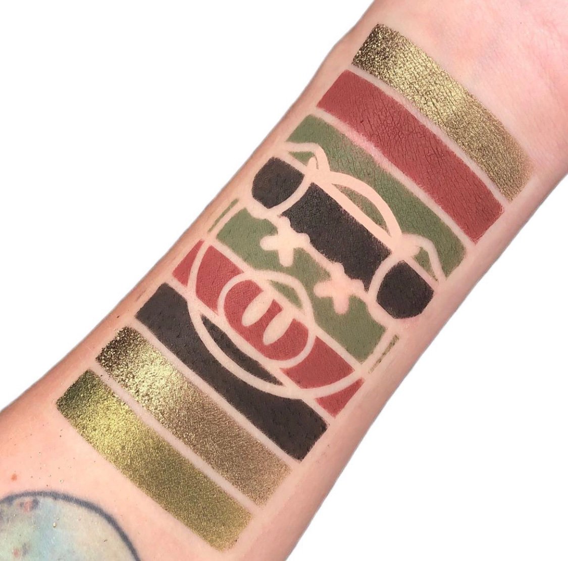 So excited about the launch of the <a href="/JeffreeStar/">Jeffree Star</a> &amp; <a href="/shanedawson/">Shane Dawson</a> collection! 😍

Who else is picking it up? 🙋🏻‍♀️
IG: @Aestheticgoals92