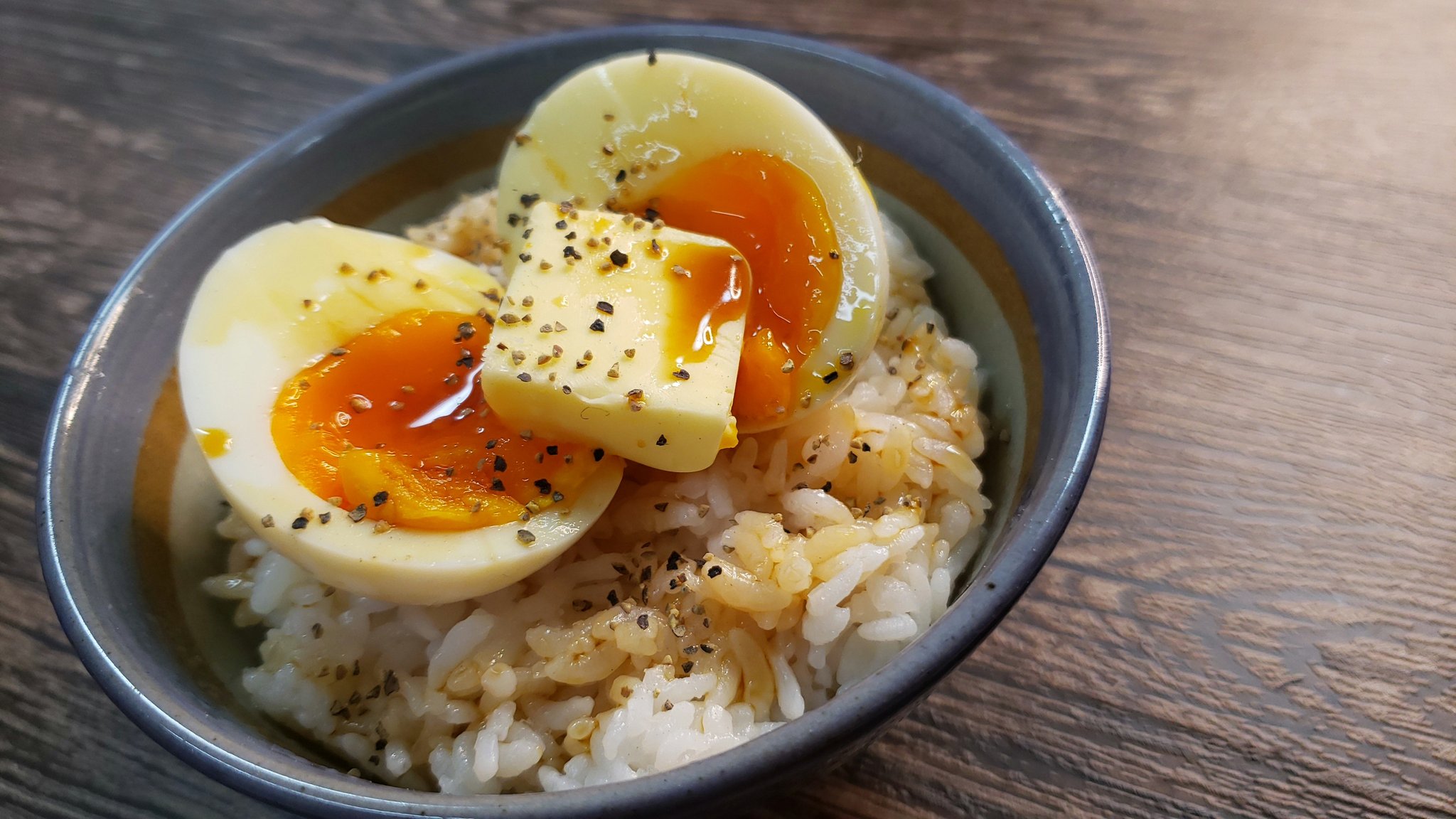 リュウジ 料理のおにいさんバズレシピ 卵かけご飯好きは絶対試してほしい 生卵ではなく ゆで卵 をかけた悪魔のtkg 半熟ゆで 卵かけご飯 沸騰したお湯で6分半茹で卵を剥いてご飯にのせ バター10g 醤油適量 味の素2 3振り 多め黒胡椒で食べます