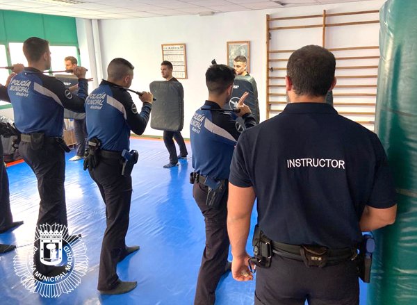 Los policías riojanos aprenden a utilizar las nuevas porras extensibles