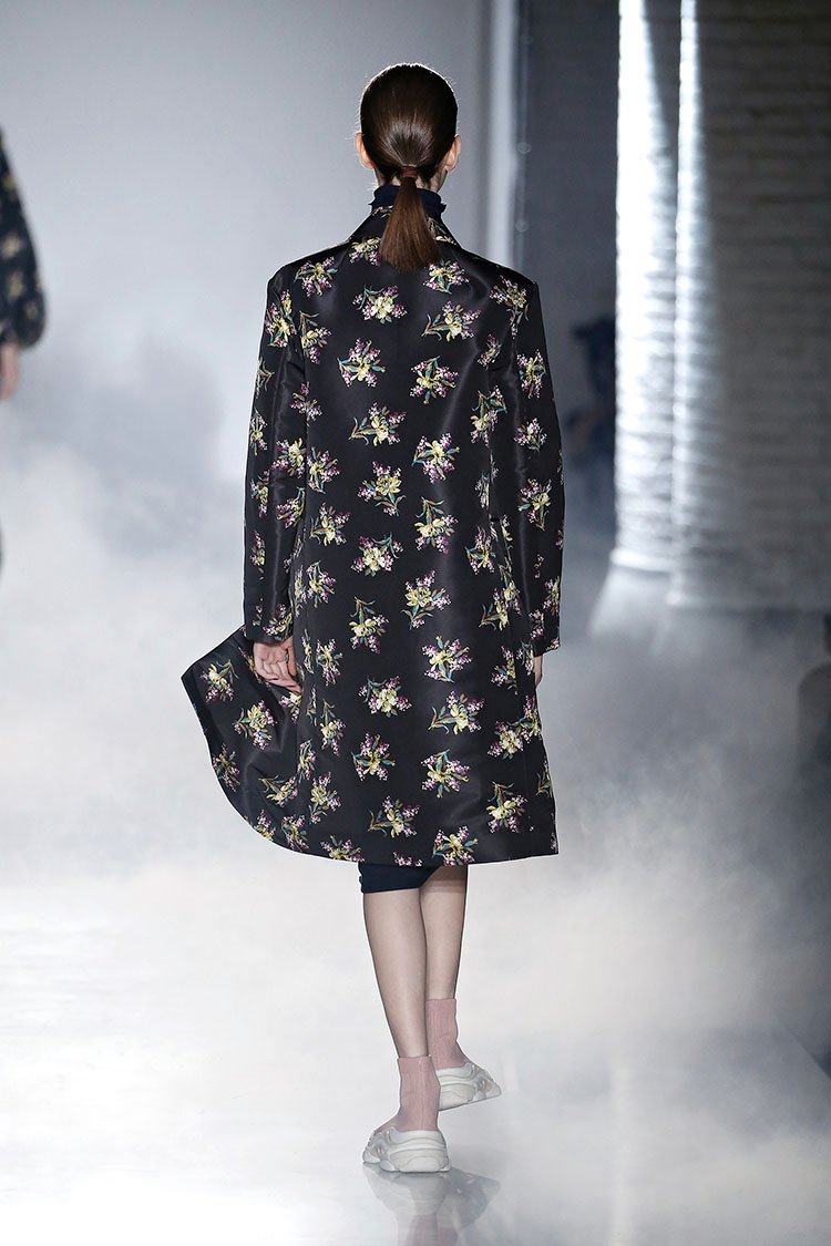 Exploring with technic fabrics • FW19/20 #leborgabalaFW1920 #catwalk #fashionshow #autumn #winter #cool #knitwear #color #cold #colors #weather #fashionstyle #womenwear #FW1920 #fallwinter1920