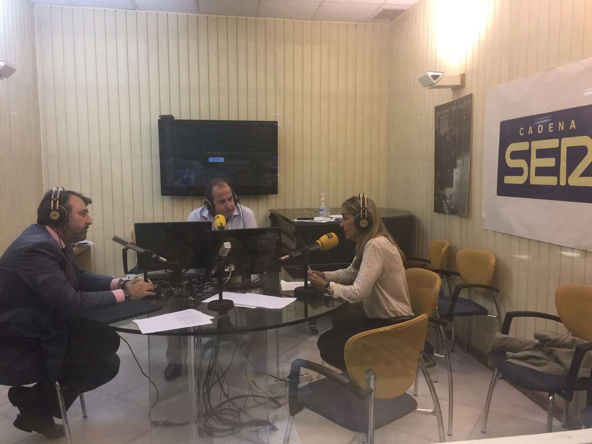 radiojerez's tweet photo. En el #HoyporHoy
➡️ A partir de las 12:30h abrimos con #SEREnRedes, de la mano de @rsaezabascal, junto con el experto en derecho digital, @juaninfantess, para hablar sobre educación digital 👩‍💻

📻 Escúchalo en la 106.8FM, 1026OM o a través de nuestra web https://t.co/9iWBs7EI4q https://t.co/X5TxbxhFEP