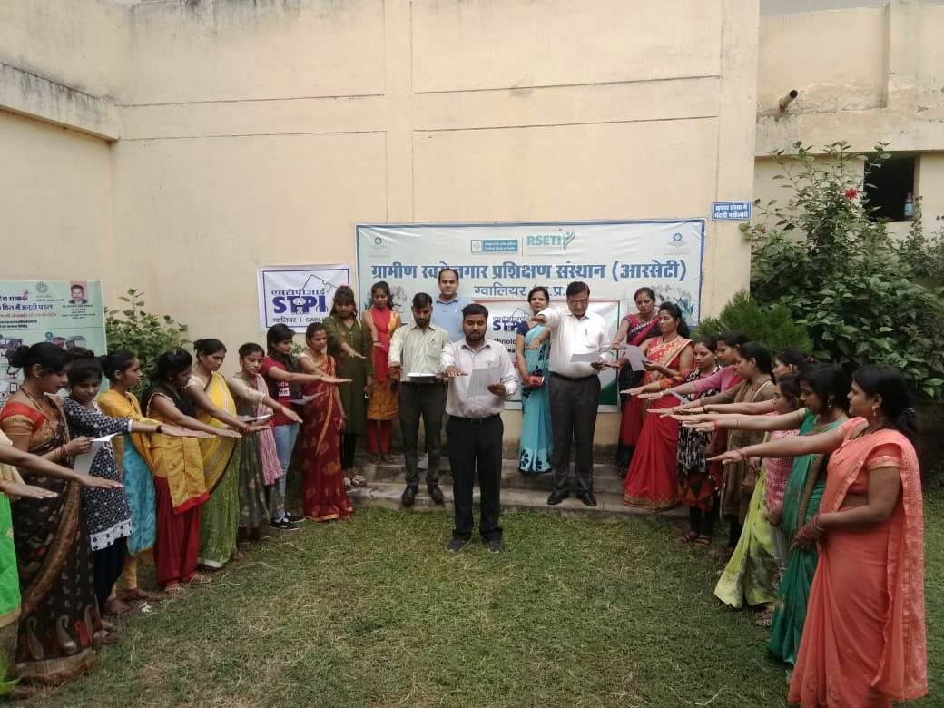 #vigilanceweek2019
Display of Vigilance Awareness Banner, Distribution of Handouts & Pledge taken
@centralbank #Indore & #Gwalior #MadhyaPradesh  #STPIINDIA @CVCIndia  @rsprasad @SanjayDhotreMP @Omkar_Raii @DeveshTyagii  @purnmoon