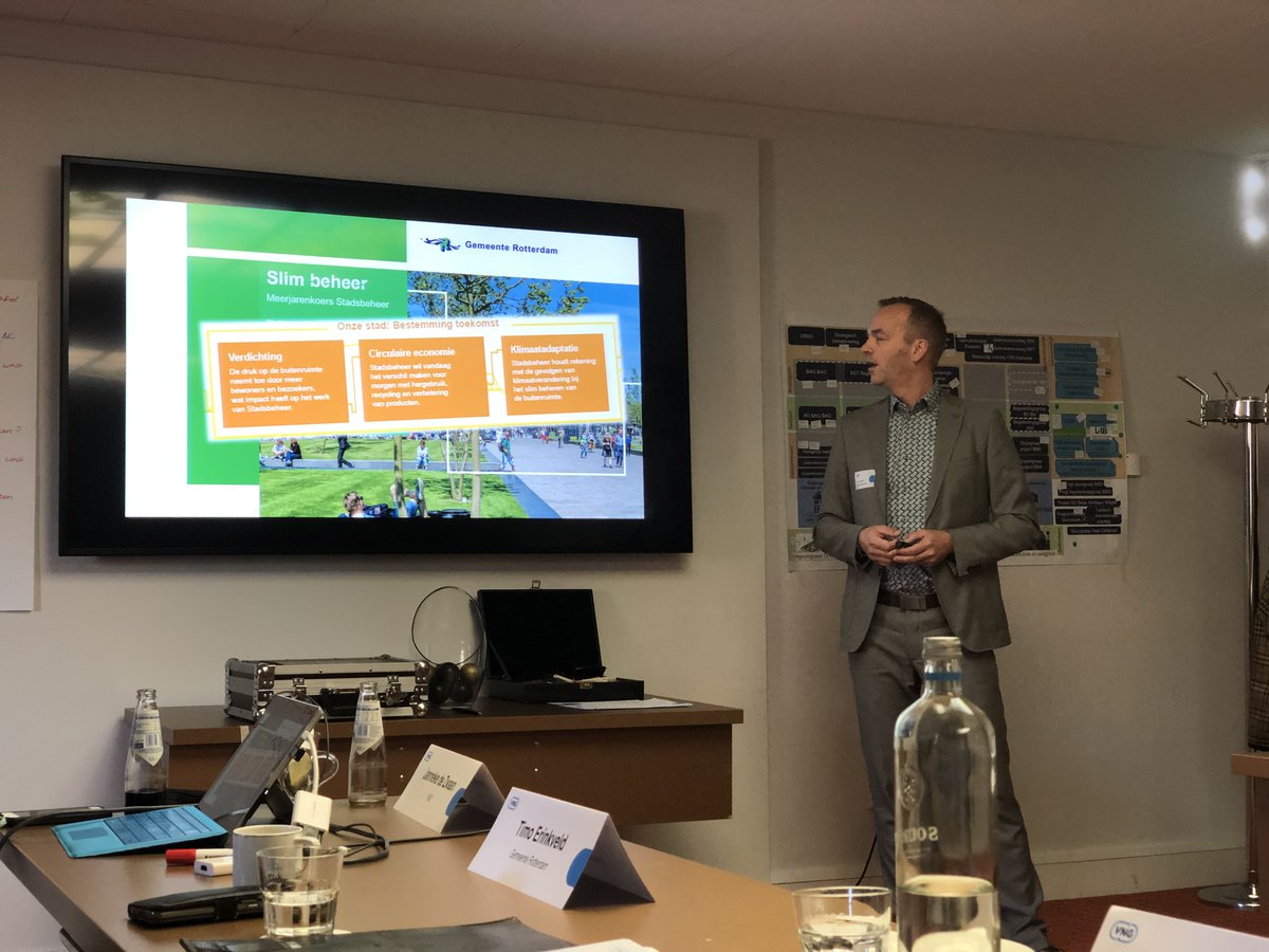 Genoten en samen met bestuurders en collega’s van gemeenten en <a href="/VNGemeenten/">VNG</a> geïnspireerd geraakt door wervend en vooruitziend verhaal van Timo Erinkveld over de toekomst en #nextlevel van #Geoinformatie. <a href="/Stadsbeheer010/">Stadsbeheer010</a> @MMNGroeneweg <a href="/WillKovacs/">WilKovacs</a> <a href="/NicoleBorkens/">Nicole Borkens</a> <a href="/gerbenwigmans/">Gerben Wigmans</a>