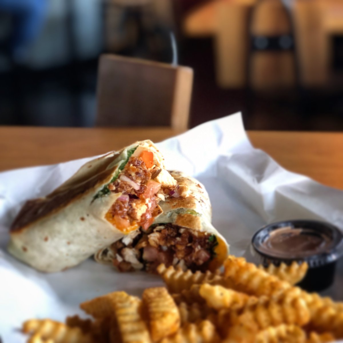 STLSouthern's tweet photo. Who's ready to wrap today? 🐔🙌

#Wednesday #humpday #chickenwrap #friedchicken #honeyhotsauce #new #wrap #stleats #stlfoodies #stlrestaurants #stlsouthern #stayfried #stlouis #midtown #explorestlouis https://t.co/dekpqDJfWO