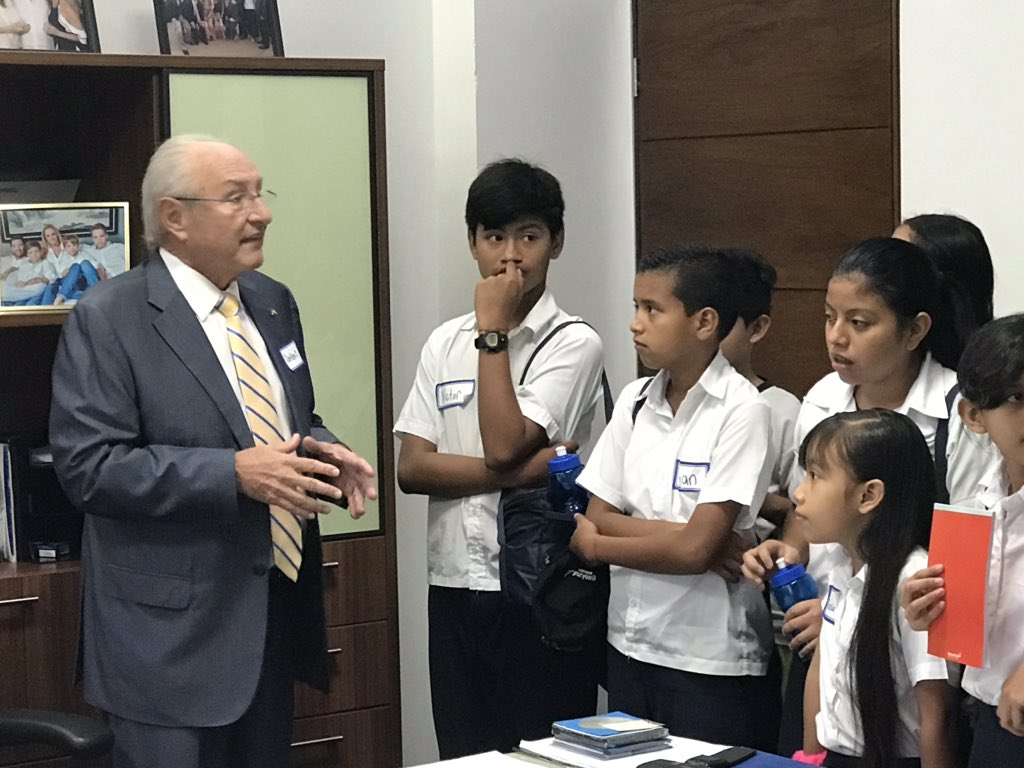 evolveforbusin1's tweet photo. En @Banco_Azul, nuestro presidente Don Carlos E. Araujo E. da la bienvenida en su oficina a los alumnos del CE Nicolás J. Bran, quienes son a partir de ahora los 15 nuevos accionistas del banco. #SomosSalvadoreñosConEspírituAzul https://t.co/oGrhnXoDVy