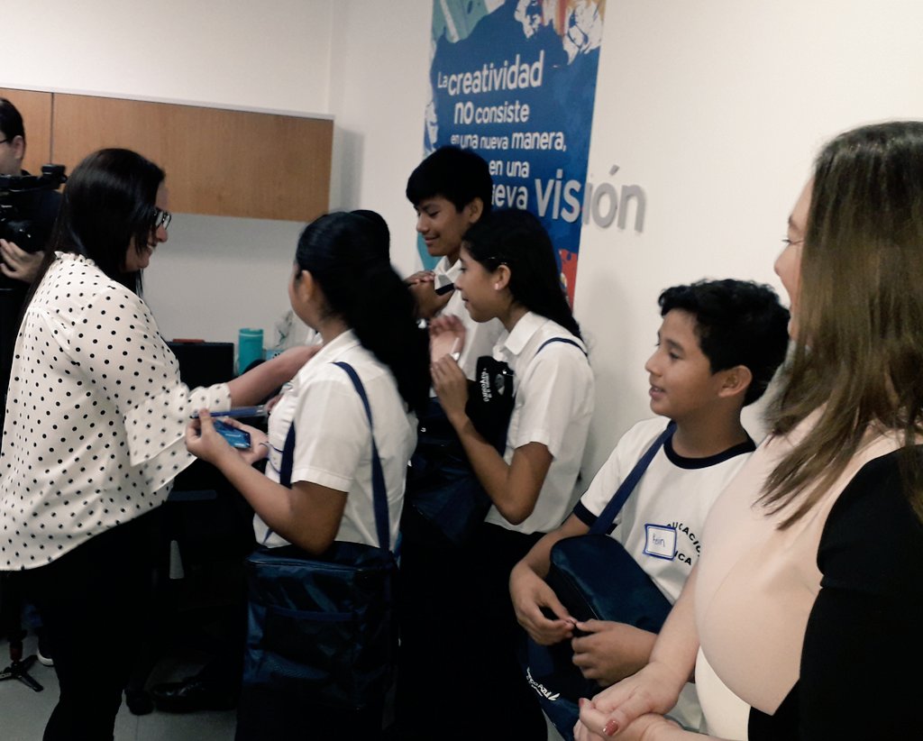 SSF_ElSalvador's tweet photo. Los estudiantes de Centro Escolar Nicolás J. Bran se convierten desde ahora 15 nuevos accionistas de @Banco_Azul https://t.co/PDEt6nvbVP