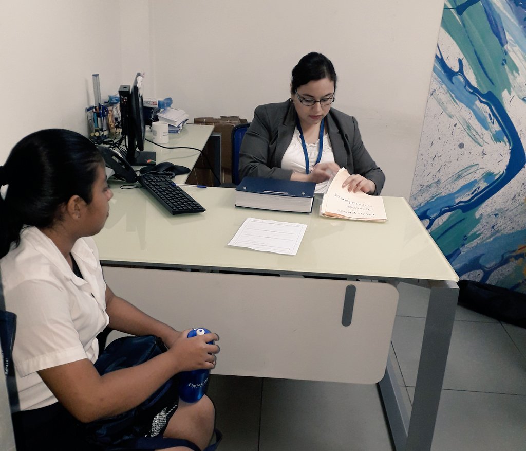 SSF_ElSalvador's tweet photo. Los estudiantes de Centro Escolar Nicolás J. Bran se convierten desde ahora 15 nuevos accionistas de @Banco_Azul https://t.co/PDEt6nvbVP