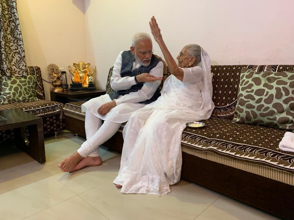 thetribunechd's tweet photo. #Gujarat: Prime Minister @narendramodi meets his mother at her residence in Gandhinagar https://t.co/feAXimIZUr