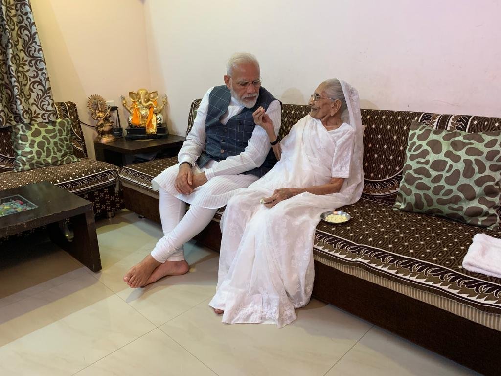 thetribunechd's tweet photo. #Gujarat: Prime Minister @narendramodi meets his mother at her residence in Gandhinagar https://t.co/feAXimIZUr