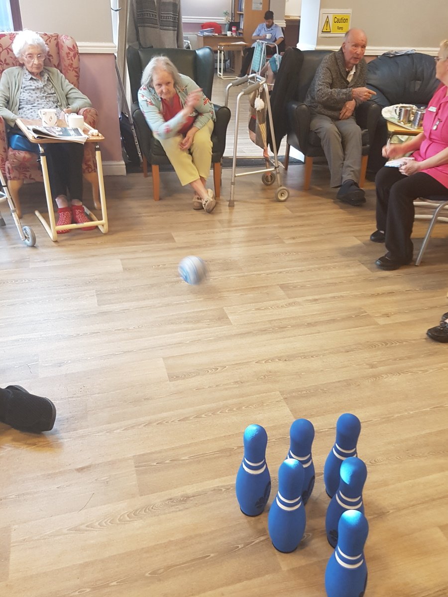 Carehomesuk's tweet photo. This months inter-house game tournament was skittles played at Haversham House ๐ณ
The Placemates from The Place Up Hanley regained the elusive trophy ๐ Commiserations to Haversham Heroes!
#InterHouseGames #Bowling #Skittles #MeaningfulActivities https://t.co/oEV24esQ4W