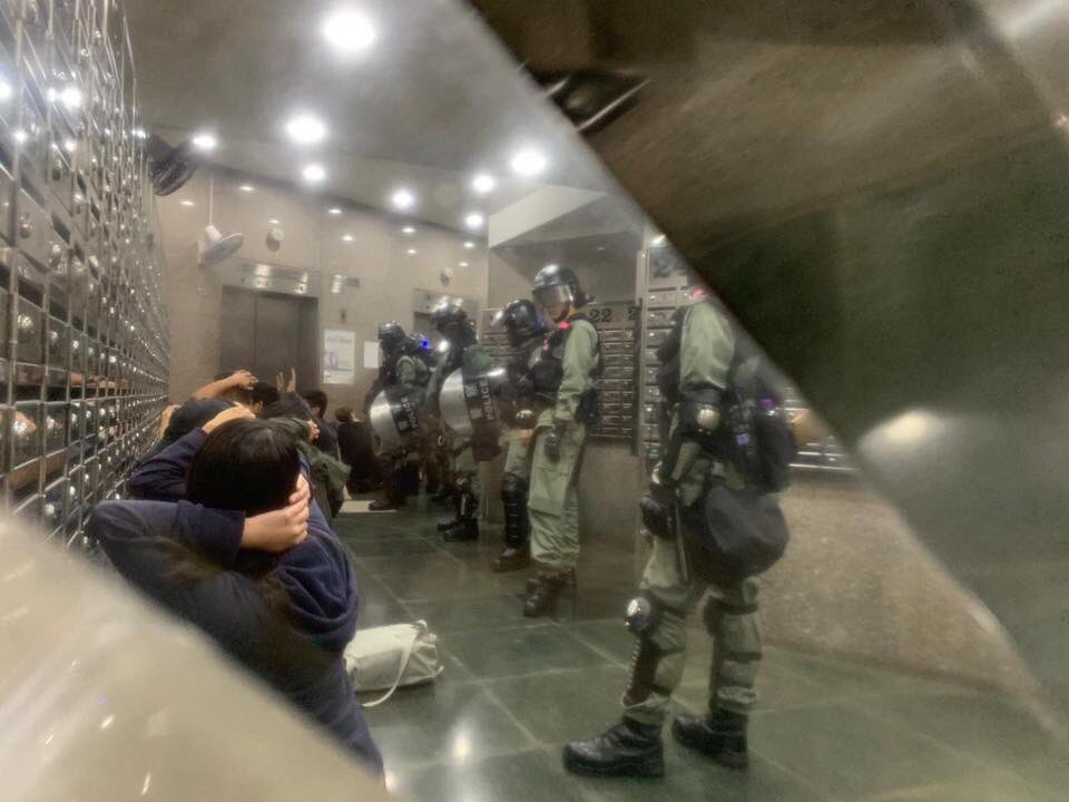 asinglespark_zz's tweet photo. What happened in Hong Kong right now. Hong Kong had became a police state. #hkpolice break into a private housing estate without any warrants and try to arrest residents there. RIDICULOUS. #HKPoliceBrutality #HKPoliceTerrorists #hkprotest https://t.co/t5VbFUUG9L