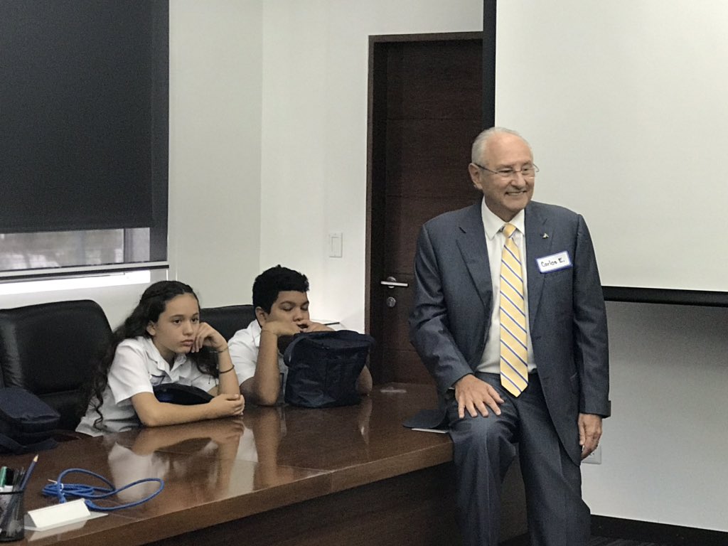 evolveforbusin1's tweet photo. Don Carlos E. Araujo E. Presidente de @Banco_Azul junto con estudiantes del C.E.Nicolás J. Bran, explicando de forma amena como es la operación de una institución financiera. #SomosSalvadoreñosConEspírituAzul https://t.co/1qOIpkCGgw