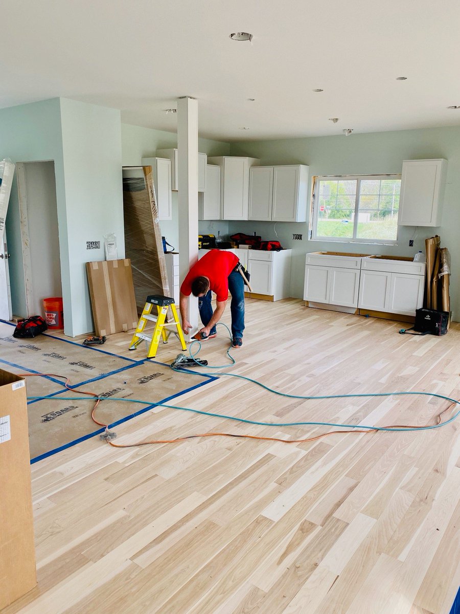 JohnMichaelHom1's tweet photo. Hickory #hardwoodfloors are looking great with the colorful island, white cabinets and #Quartz countertops in this bright and cheery custom home!  #johnmichaelhomes #dreamdesignbuild #homebuilder #customhomes #customhomebuilder #newconstruction #design #generalcontractor #builder https://t.co/xIDzxv1yg0