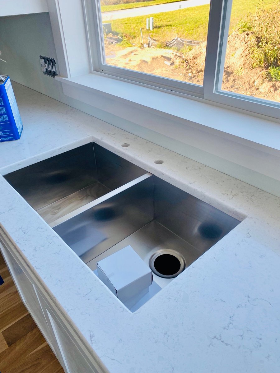 JohnMichaelHom1's tweet photo. Hickory #hardwoodfloors are looking great with the colorful island, white cabinets and #Quartz countertops in this bright and cheery custom home!  #johnmichaelhomes #dreamdesignbuild #homebuilder #customhomes #customhomebuilder #newconstruction #design #generalcontractor #builder https://t.co/xIDzxv1yg0