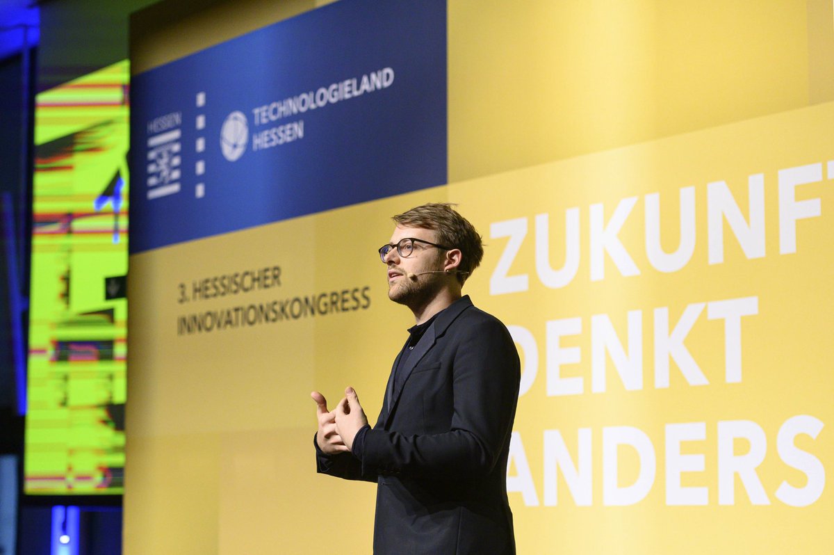 HTAI_Hessen's tweet photo. #HIK2019 💡Im Technical Innovation #PoetrySlam treten die Teilnehmer gegeneinander an. Das Publikum entscheidet, wer gewinnt und 1.000 Euro Preisgeld mitnehmen darf. Coaching & Moderation hat Poetry Slammer Lars #Ruppel übernommen. #LarsRuppel 🗣 https://t.co/tkfZvsZ7g0