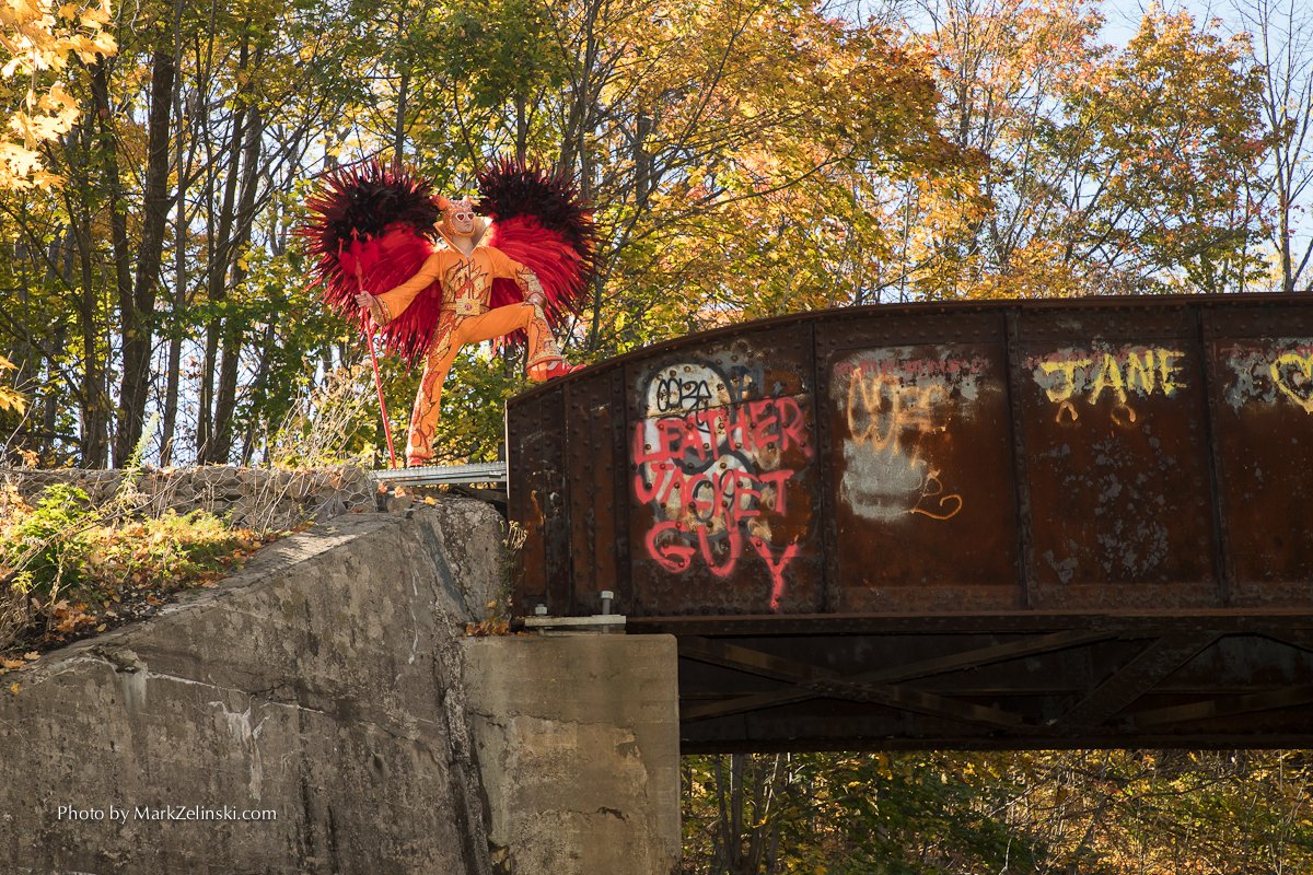 A sneak peek for my #elfgroupies on the "Eve" of Devils Night 😈 👉🏻 the Eve of the Eve of All Hallows Eve! 😉🧡🖤 My 2019 Halloween Costume!
#Halloween #JesseyTheElf as <a href="/eltonofficial/">Elton John</a> <a href="/rocketmanmovie/">Rocketman</a> Devil spotted on Waterdown Train bridge 🚋 near Smokey Hollow 📷 <a href="/MarkZelinski/">Mark Zelinski</a>