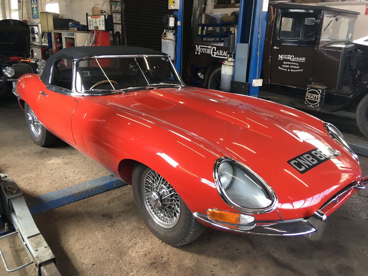 themotorgarage1's tweet photo. Red ones go faster... and this E-type is likely to be snapped up soon so if you fancy it give us a bell 🚗🚗🚗
#etype #etypejaguar #jaguar #classiscar #vintagecar #netheravon #wiltshire #salisbury #carsales #cars #car #garage https://t.co/qOUPTHYj7f