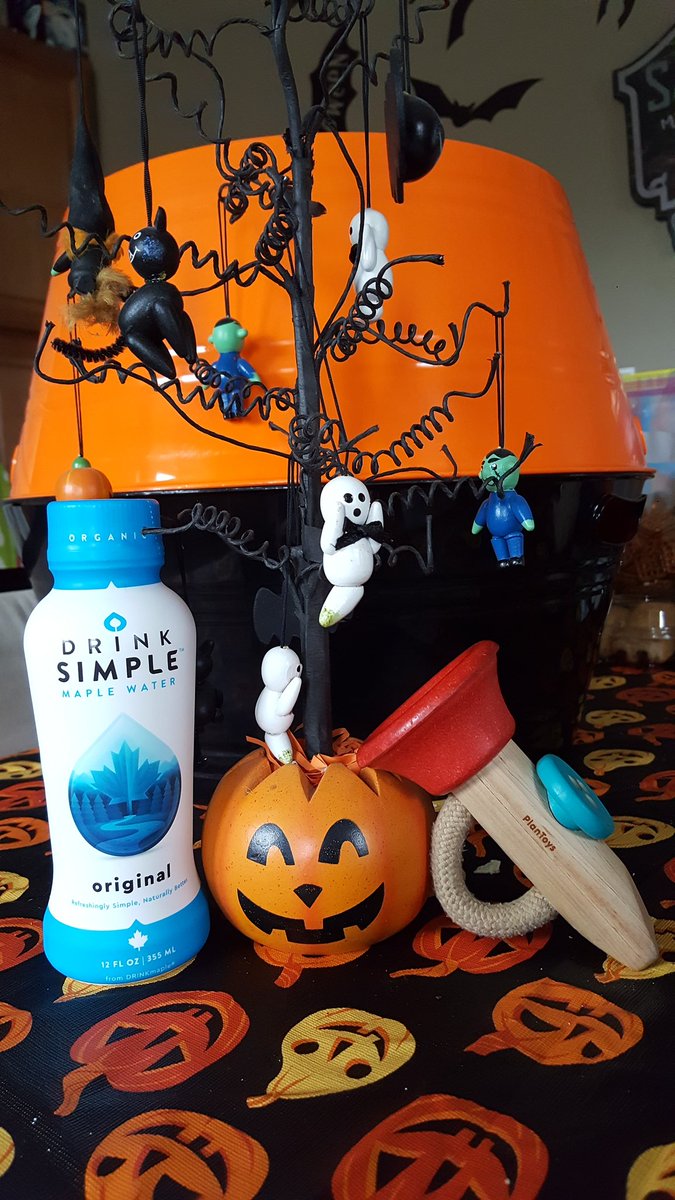 Rambaler's tweet photo. #kazookroo going live with some Alan Wake over at https://t.co/6RPjuGhF7t finally feeling little better, and I have some new water to tell you all about and yes of course its maple related <3 #drinksimple #treechugger https://t.co/j8D5JX8Jxu