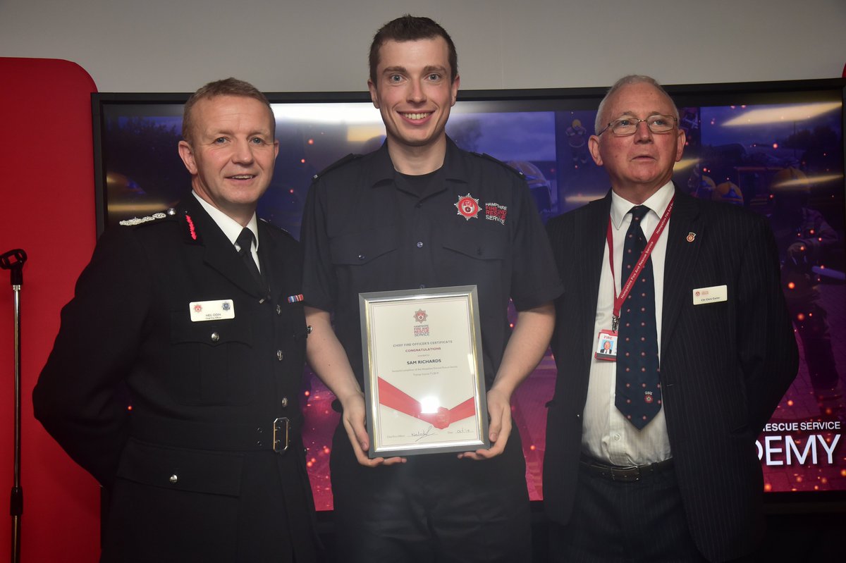 HantsIOW_fire's tweet photo. Previously a helicopter pilot, #TeamHants firefighter Sam Richards has laid down his aviator sunglasses to help look after his community ๐ถ๏ธ๐
He has joined red watch at @Hightown56 ๐จโ๐
#999Family #HFRSGraduation @HFRS_Academy https://t.co/VCJ77xA0Vq