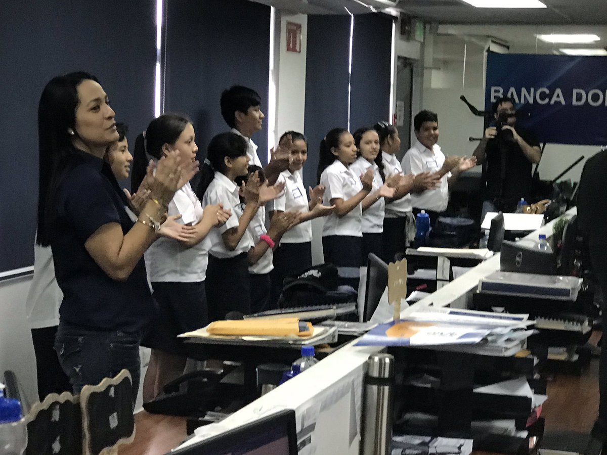 evolveforbusin1's tweet photo. #YDaleAzulDale, es la barra que los niños del C.E. Nicolás J. Bran, cantaron junto con los colaboradores del área de #BancaADomicilio de @Banco_Azul. #SomosSalvadoreñosConEspírituAzul https://t.co/pU4cksVQBK