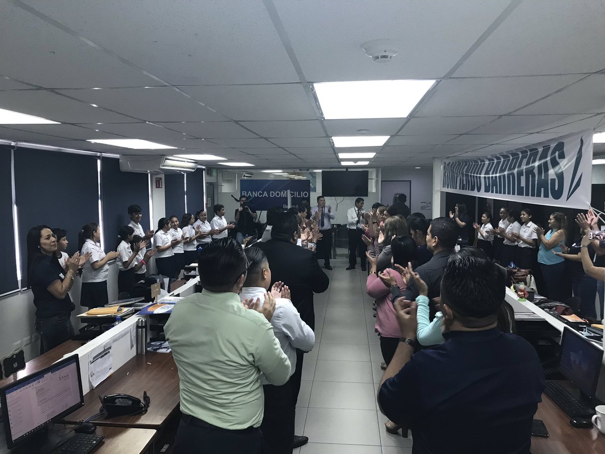 evolveforbusin1's tweet photo. #YDaleAzulDale, es la barra que los niños del C.E. Nicolás J. Bran, cantaron junto con los colaboradores del área de #BancaADomicilio de @Banco_Azul. #SomosSalvadoreñosConEspírituAzul https://t.co/pU4cksVQBK