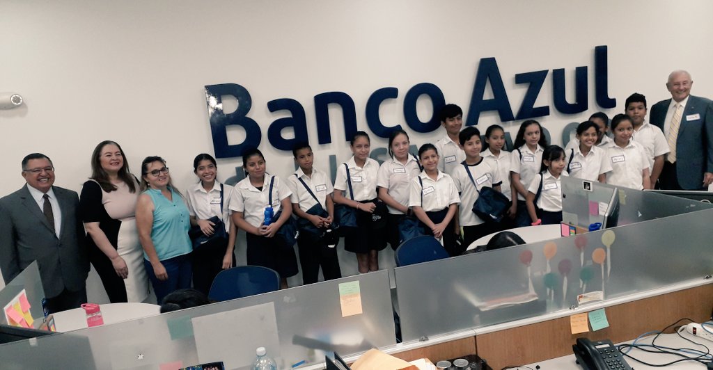 SSF_ElSalvador's tweet photo. Felices de su experiencia y de ser parte de @Banco_Azul como nuevos accionistas, los estudiantes finalizan su recorrido con una cordial despedida por parte del presidente, en compañía del Gerente General Lic. Armando Rodríguez y la Superintendenta @Patriciarevalo_ https://t.co/82saQUeWc1