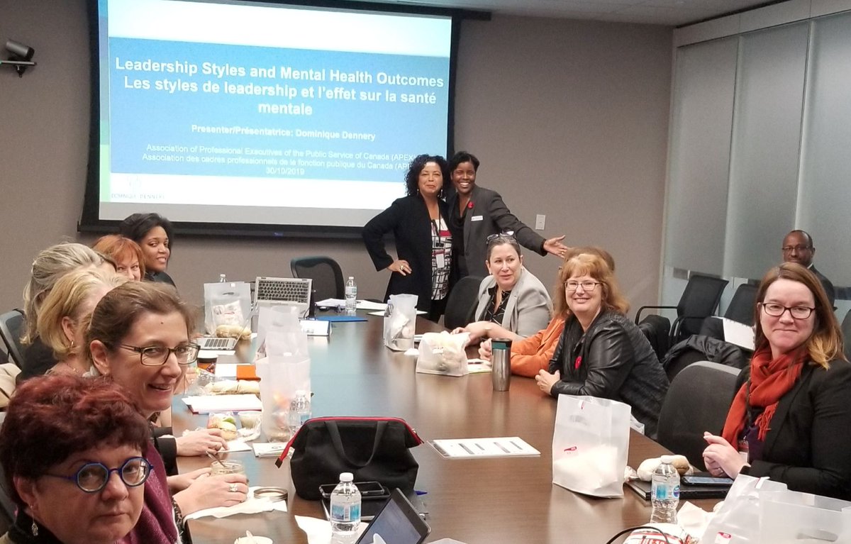The house is packed and our speaker Dominique Dennery takes the stage for today's Lunch and Learn.  La salle est comble et notre conférencière Dominique Dennery monte sur scène pour le dîner-conférence d'aujourd'hui. <a href="/DomiDennery/">Dominique Dennery</a> <a href="/TBS_Canada/">TBS Canada</a> <a href="/SCT_Canada/">SCT Canada</a> #LeadersGC #GC_EX #GC #GoC