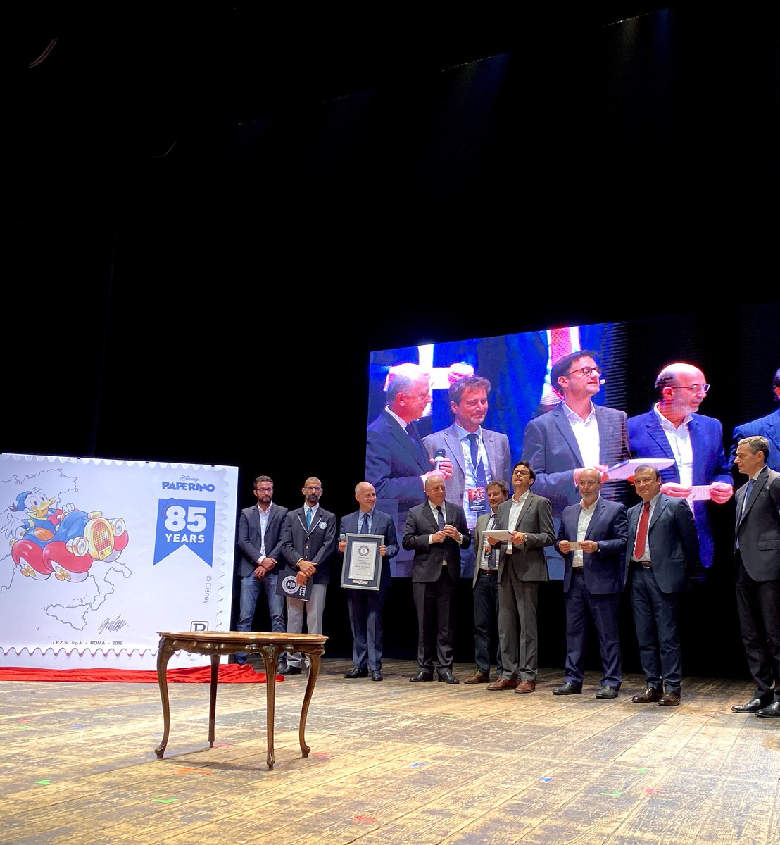 DisneyIT's tweet photo. Al @LuccaCandG 2019 è iniziata la festa con Giorgio Cavazzano ed il francobollo più grande del mondo dedicato a #Donald85! 🥳❤️ #LuccaCG19 https://t.co/PCwDhl6QH2