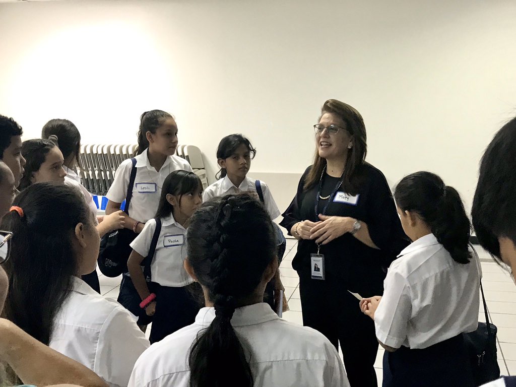 evolveforbusin1's tweet photo. Matty Iglesias de Menéndez, Gerente de Mercado y RSE de @Banco_Azul, motivando a los niños del C.E. Nicolás J. Bran, previo al inicio del #RallyAzul. #SomosSalvadoreñosConEspírituAzul #DíaDelAhorro. https://t.co/qsy5pimrsL
