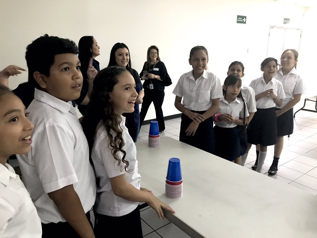 evolveforbusin1's tweet photo. Matty Iglesias de Menéndez, Gerente de Mercado y RSE de @Banco_Azul, motivando a los niños del C.E. Nicolás J. Bran, previo al inicio del #RallyAzul. #SomosSalvadoreñosConEspírituAzul #DíaDelAhorro. https://t.co/qsy5pimrsL