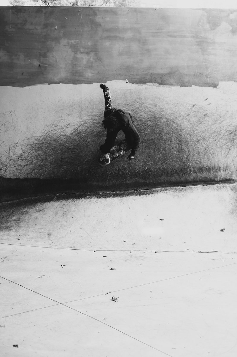 aundrelarrow's tweet photo. I ran into these neighborhood skaters last year while working on a Polaroid project with @onahazymorning.
On a real kick push flow, they took me down to their favorite spot and talked about trying to hold on to the last moments of their childhood. #AdobeInspoEngine https://t.co/LPOMmaincC