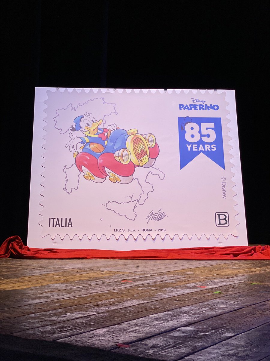 DisneyIT's tweet photo. Al @LuccaCandG 2019 è iniziata la festa con Giorgio Cavazzano ed il francobollo più grande del mondo dedicato a #Donald85! 🥳❤️ #LuccaCG19 https://t.co/PCwDhl6QH2