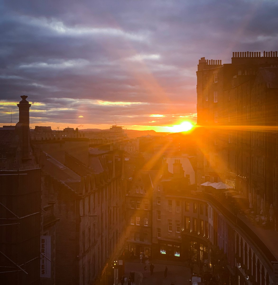natlibscot's tweet photo. So it's that time of year when we get to do #librarysunset posts - some π rays today.
(View is from our office window in #Edinburgh, overlooking Victoria Street, if you're curious) https://t.co/sJtaTJtKRF