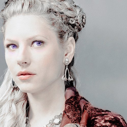 CasaDoDragao's tweet photo. #HouseoftheDragon

O que não pode faltar em House Of The Dragon 

-CGI impecável dos dragões 
-Olhos ametistas/violetas/púrpuras
-Katherine como Visenya 
-Iron Throne com 6 metros de altura 
-Fortaleza Targaryen (Dragonstone) igualzinha a de Asoiaf https://t.co/7ZAffBoXNl