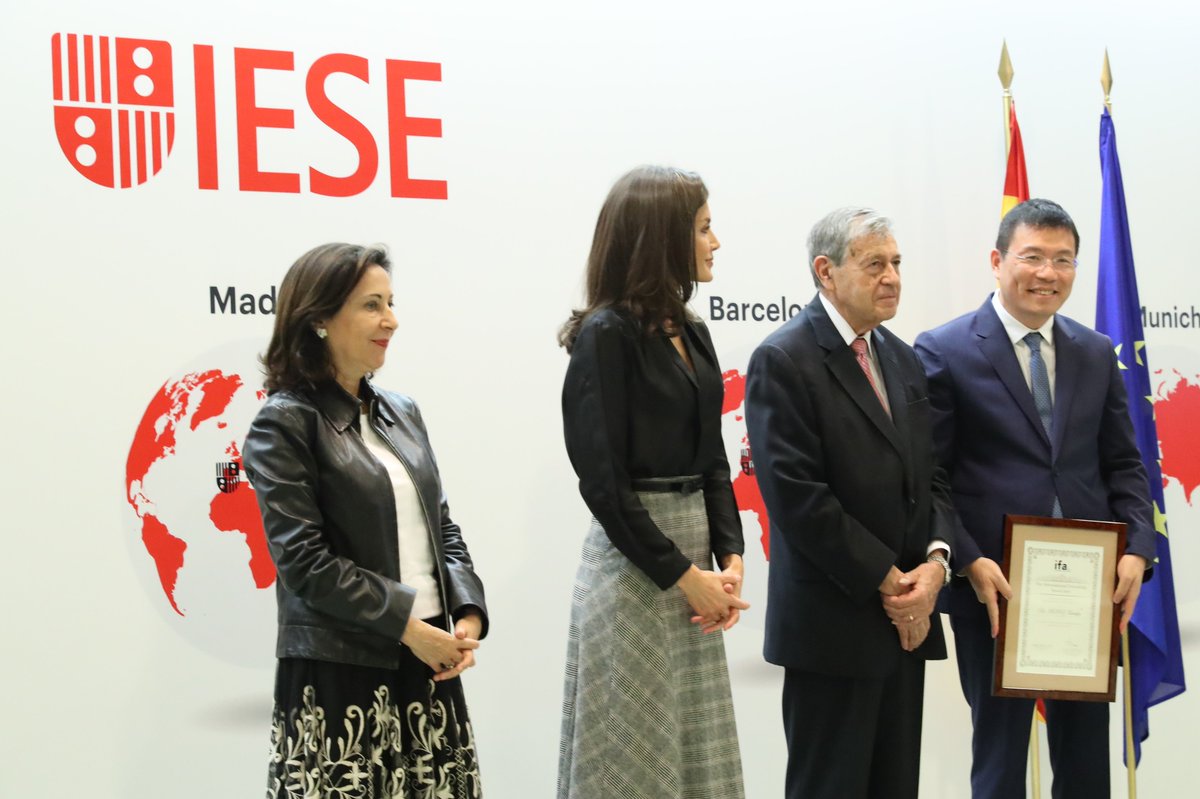 CasaReal's tweet photo. La Reina preside la entrega de la tercera edición del “International Friendship Award”, la mayor distinción del Gobierno chino hacia extranjeros que han contribuido de manera extraordinaria al desarrollo económico y social del país. https://t.co/VsQvi188CG https://t.co/uBeVFFCR4F