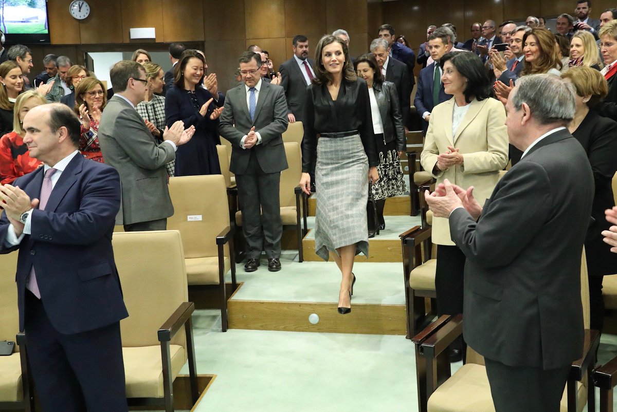 CasaReal's tweet photo. La Reina preside la entrega de la tercera edición del “International Friendship Award”, la mayor distinción del Gobierno chino hacia extranjeros que han contribuido de manera extraordinaria al desarrollo económico y social del país. https://t.co/VsQvi188CG https://t.co/uBeVFFCR4F