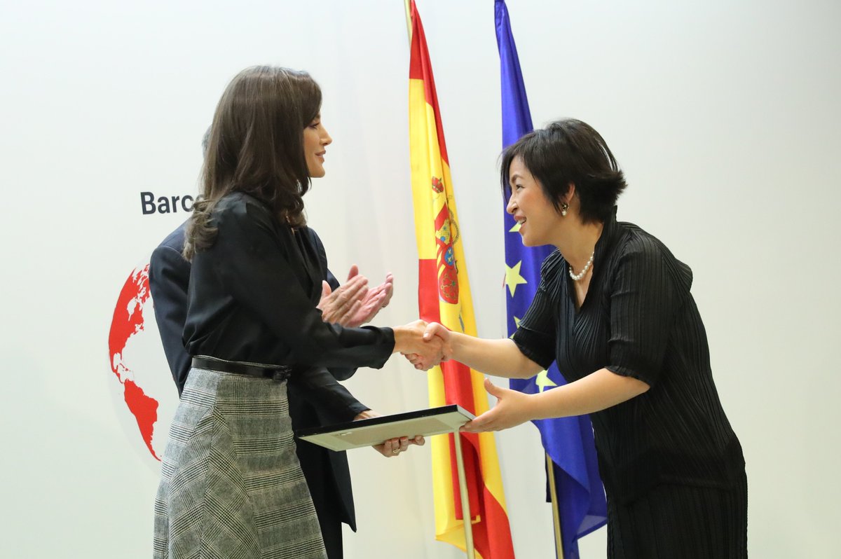 CasaReal's tweet photo. La Reina preside la entrega de la tercera edición del “International Friendship Award”, la mayor distinción del Gobierno chino hacia extranjeros que han contribuido de manera extraordinaria al desarrollo económico y social del país. https://t.co/VsQvi188CG https://t.co/uBeVFFCR4F