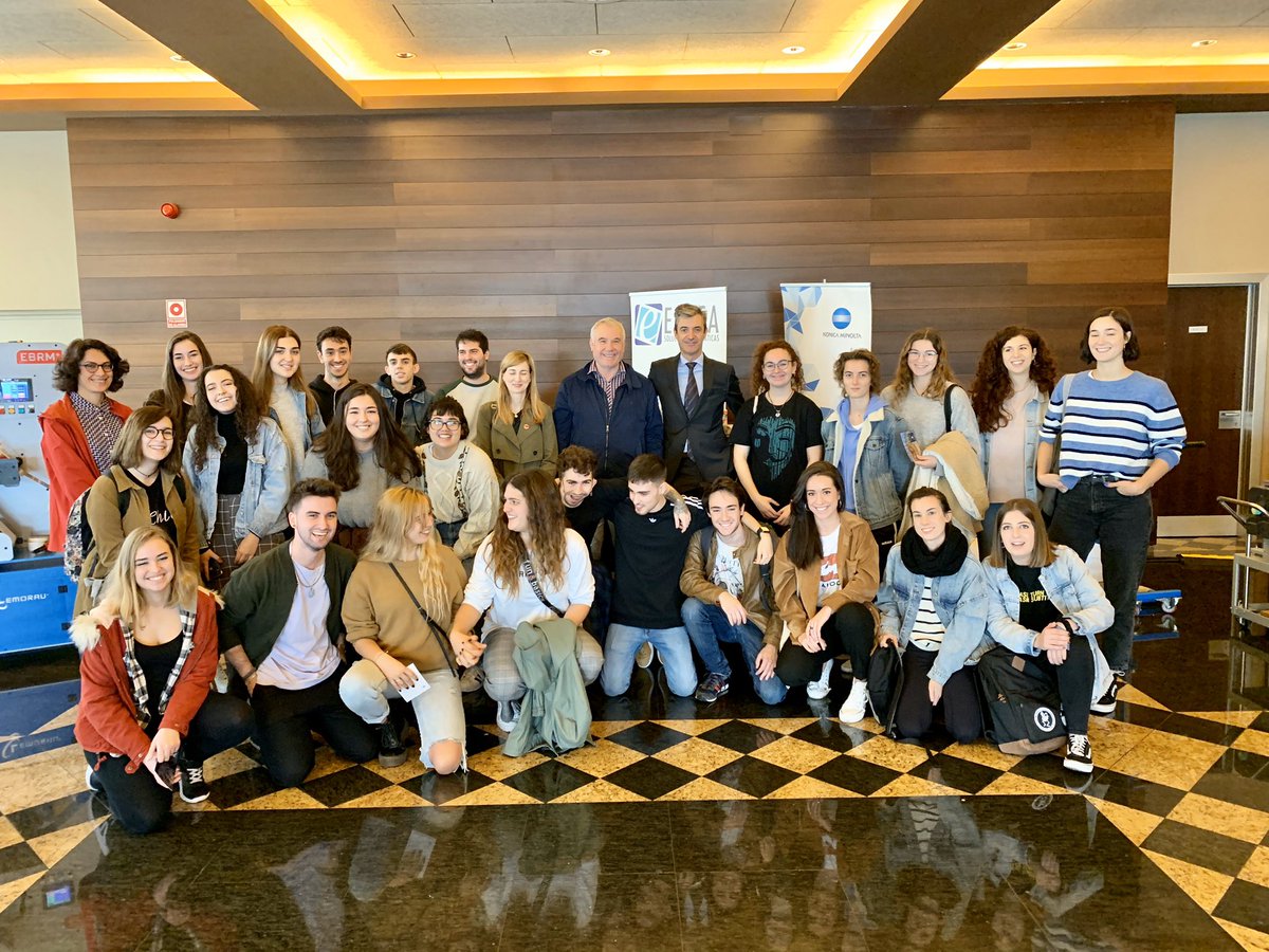 EduardoSolar_'s tweet photo. Hoy nos visitan  Profesores y alumnos de @EscuelaEsdir y @ieslalaboral para conocer la soluciones y novedades para la #ComunicacionGrafica #TransformacionDigital #talento @RiojaDigital @EmesaTic @AERTIC https://t.co/GXnaVzh14g