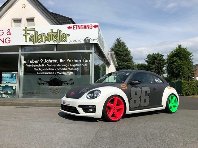 oxiginwheels's tweet photo. Dieser VW Beetle macht die Strasse bunt. Mit Oxigin 18 Concave bestückt zieht Patricks folierter Käfer die Blicke deutlich an! Wie bringt Ihr Farbe ins Spiel? ...
▶️ ▶️ Oxigin 18 Concave ◀️ ◀️ 🌍 verfügbar in 7.5x17 | 7.5x18 | 8.5x18 | 7.5x19 | 8.5x19… https://t.co/O8g2PQ9vpm https://t.co/8mV40DR2Qo