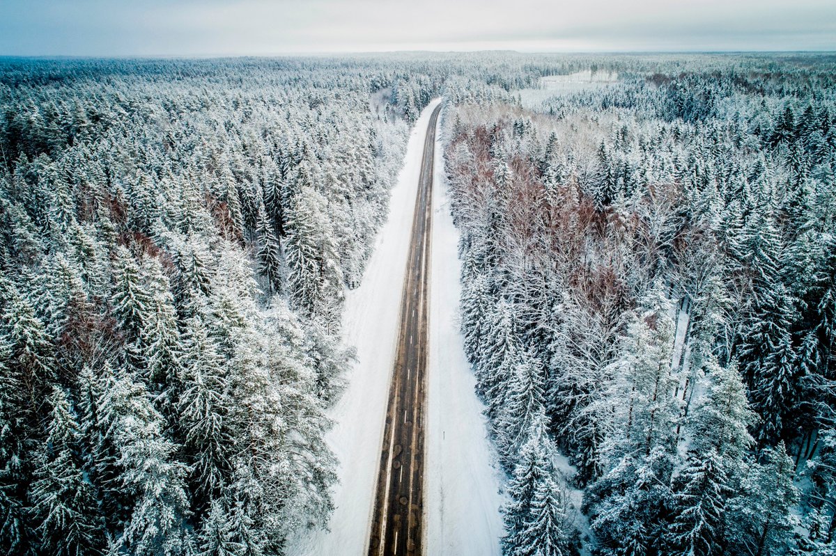 autoceli's tweet photo. Ņemot vērā auksto gaisa temperatūru un sniegu, šorīt veicām valsts autoceļu kais��šanu ar pretslīdes materiāliem. Darbi tika uzsākti agri no rīta, un tika apstrādāti valsts autoceļi 500 km garumā. Vairāk:  https://t.co/OvGtsnuyfd #autoceli https://t.co/ogBE6BJZFU