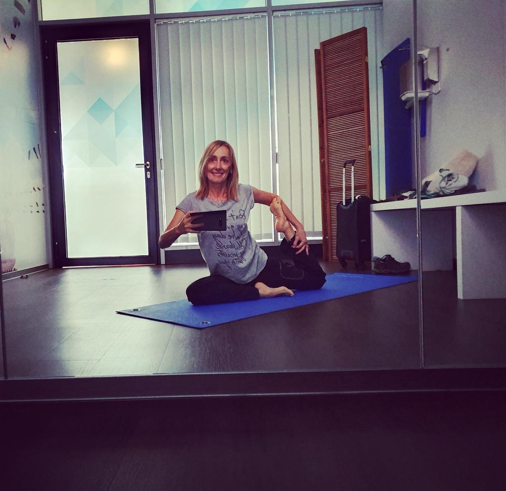 Właśnie spełniło się moje marzenie 😊 Na lotnisku we Frankfurcie znalazłam miejsce gdzie można ćwiczyć jogę! Są maty, cisza i nastrój! Ze świeżą energią siadam do samolotu i lecę dalej do Bogoty 😊