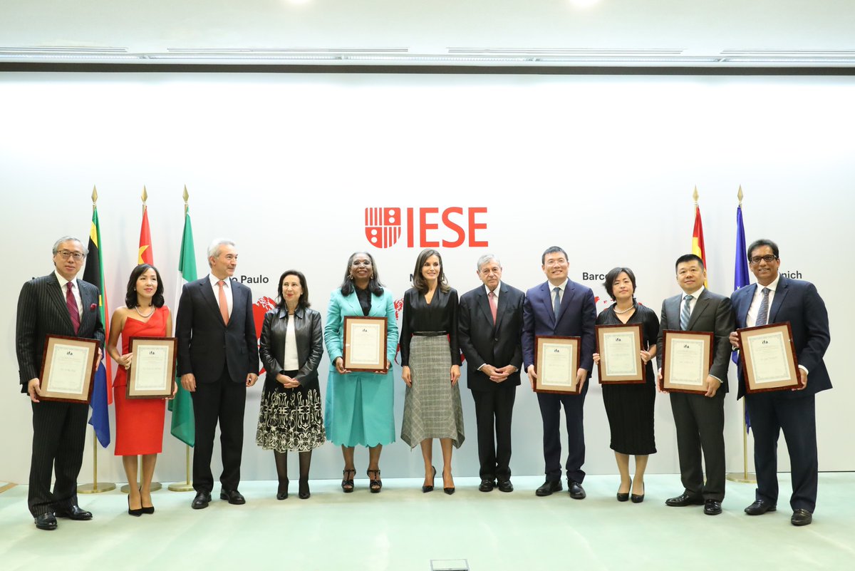 CasaReal's tweet photo. La Reina entrega en el @iese_esp  los galardones del “International Friendship Award”. https://t.co/VsQvi188CG https://t.co/qvacyCr3eo